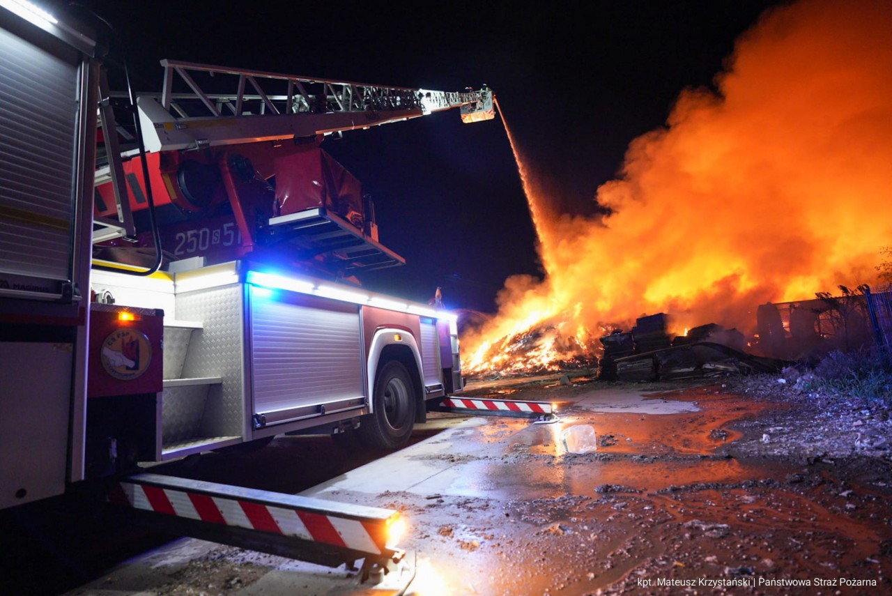 Potężny pożar odpadów w woj. śląskim! 40 zastępów strażaków w akcji